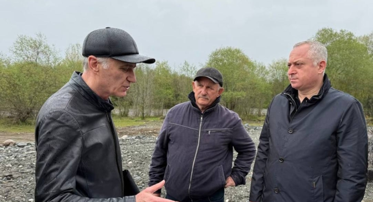 Президент проинспектировал результаты работ по изменению русла реки в Гулрыпшском районе