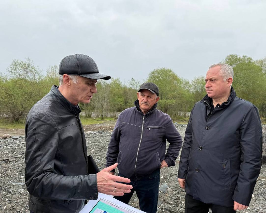 Президент проинспектировал результаты работ по изменению русла реки в Гулрыпшском районе